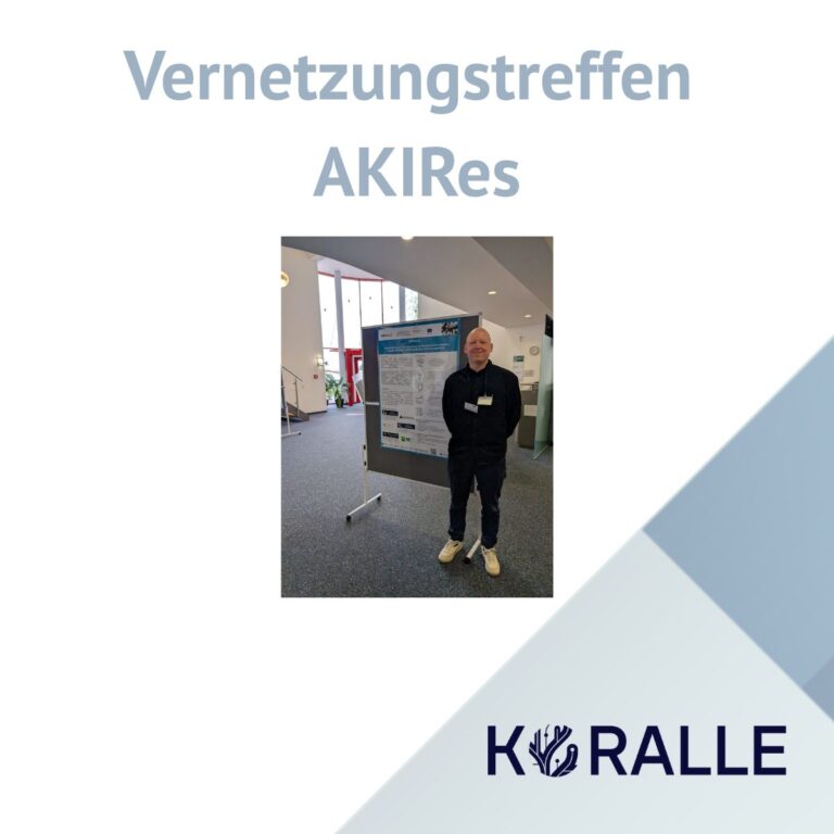Steven Lehman des KMI steht vor dem Plakat des KORALLE-Projekts auf dem 1. Vernetzungstreffen der Förderlinie AKIRes.
